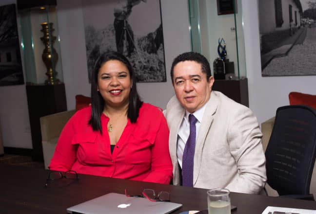 Edwin Martínez Demares, Consultor Autorizado CCIC-CICC R415295, junto a Laura Moreno, Agente Certificada CCIC-CICC, en la oficina de Oportunidad Canadá