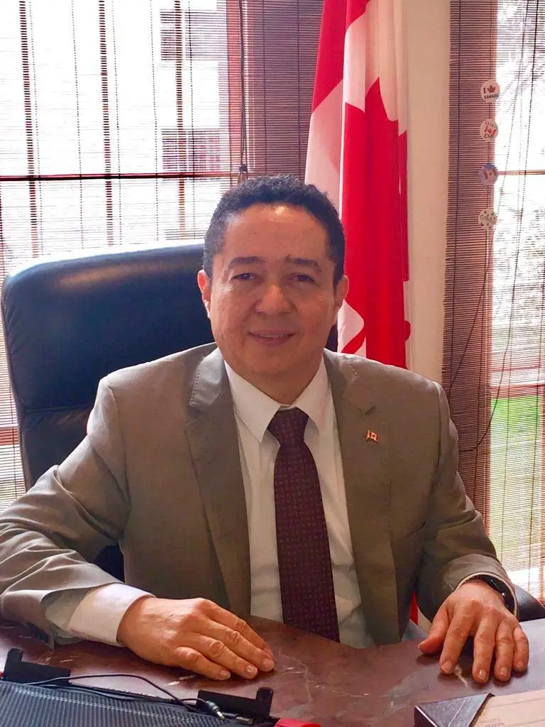 Edwin Martínez Demares Consultor Autorizado por el ministerio de inmigración y ciudadanía Canadiense en su oficina en canada